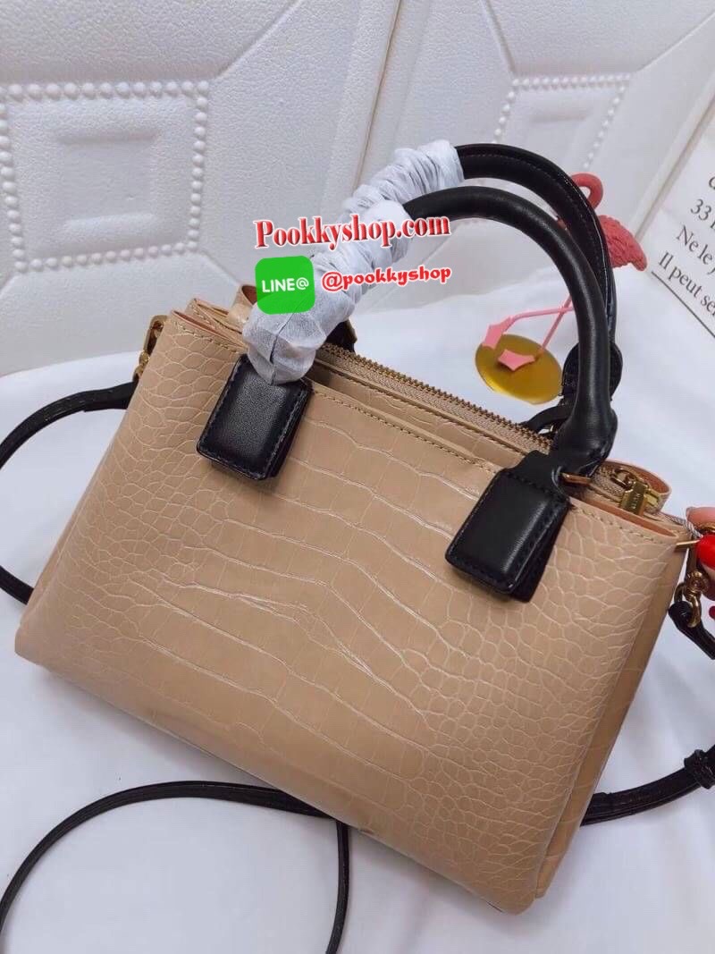 New arrival!! CHARLES & KEITH กระเป๋าถือ/สะพาย วัสดุ Saffiano คุณภาพดี น้ำหนักเบา ด้านหน้าประดับด้วยโลโก้แบรนด์สุดหรู เปิดปิดกระเป๋าด้วยกระดุมแม่เหล็กและซิป ด้านในโล่งกว้างมีช่องซิปสำหรับใส่ของ ใส่กระเป๋าสตางค์ใบยาวได้ Iphone+ได้ทุกรุ่น จุของได้เยอะ มาพร้