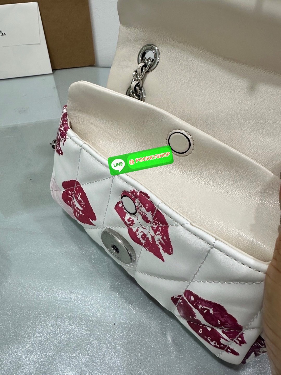 Coach CR114 – Tabby Shoulder Bag 20 With Quilting And Lip Print ไอเทมสุดจี๊ดจาก Coach USA ที่ห้ามพลาด! รายละเอียดสินค้า: • วัสดุ: หนังแกะนัปป้า (Nappa Leather) นุ่มหรูระดับพรีเมียม • ลวดลาย: ลิปปริ้นท์ (Lip Print) ลิมิเต็ดสุดปัง