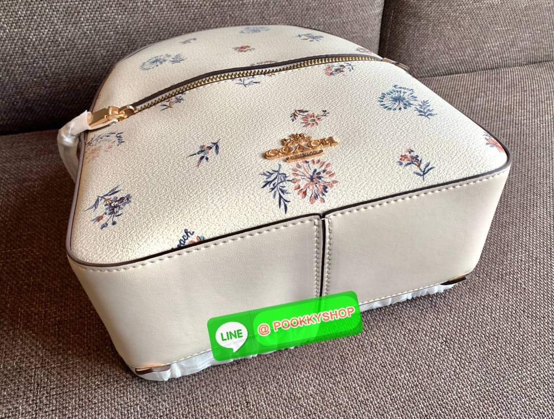 NEW IN! COACH JORDYN BACKPACK ((C1804//3011)) ไม่มียังไงไหว ต้องบอกว่าน้องสวยมากๆค่า! กระเป๋าสะพายหลังแบบมีหูหิ้ว หนังแแท้สวยค่ะ ❤️ทั้งใบปริ้นลายดอกไม้ สวยเด่ด สะดุดตาเลยทีเดียวค่ะ ด้านหน้ามีช่องซิปใส่มือถือหรือของจุกจิกลงไปได้ค่ะ เปิด-ปิดกระเป๋าแบ