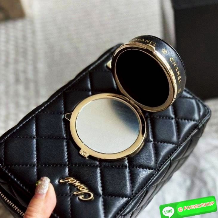 Chanel 24 camera bag Spring 2024 กระเป๋าสะพายทรงกล้อง เก๋มากสุดไอคอนิก ดีไซน์เป็นเอกลักษณ์ ดูแพงเกินเรื่อง มีความโดดเด่นดีไซน์คล้ายเลนส์ด้านหน้าเปิดเป็นกระจกได้ มาพร้อมสายสะพายยาว รูดใช้งานด้วยซิป ภายในโล่งกว้าง ใส่ของสำคัญต่างๆได้ครบ เป็นไอเท็มที่ตอบโจทย