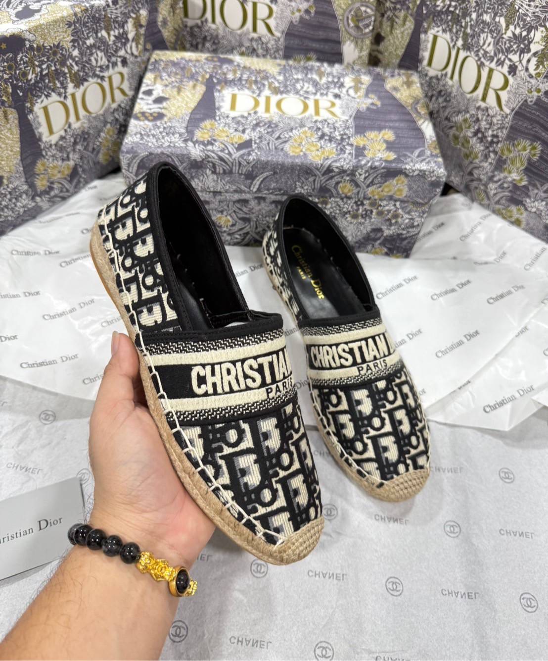 DIOR ESPADRILLES รองเท้าดิออร์ทรง DIOR ESPADRILLES พร้อมส่ง สวยมาก ตัดเย็บขึ้นทรงจากของแท้ พื้นนิ่ม มีกันลื่นค่ะ ใส่สบาย น้ำหนักเบา ไม่บีบเท้า มาพร้อมอุปกรณ์ครบตามรูป
