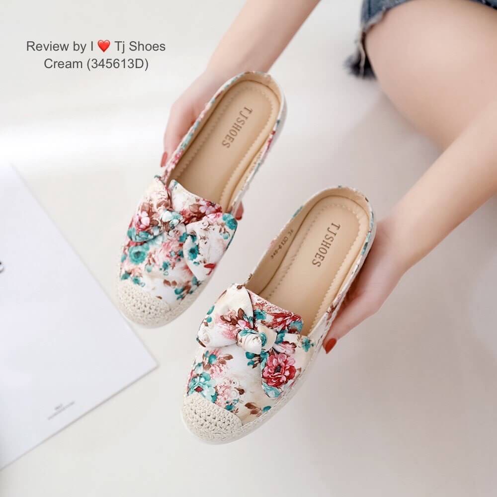 พร้อมส่งรองเท้าเพื่อสุขภาพ ที่ทั่งเกร๋ทั้งน่ารักสุดๆ รองเท้ารุ่นนี้เป็นงานสั่งทำพิเศษ หนังนิ้มนิ่ม ผ้าลายเก๋ๆ ประดับโบว์น่ารักๆ น้ำหนักเบา พื้นบุนวมนิ่ม ใส่นุ่มเดินทั้งวันได้สบายมากๆ แมทกับชุดอะไรก็เกร๋ก็น่ารักสุดๆ เป็นรุ่นแนะนำ ซื้อไปรับรองไม่ผิดหวัง ของ