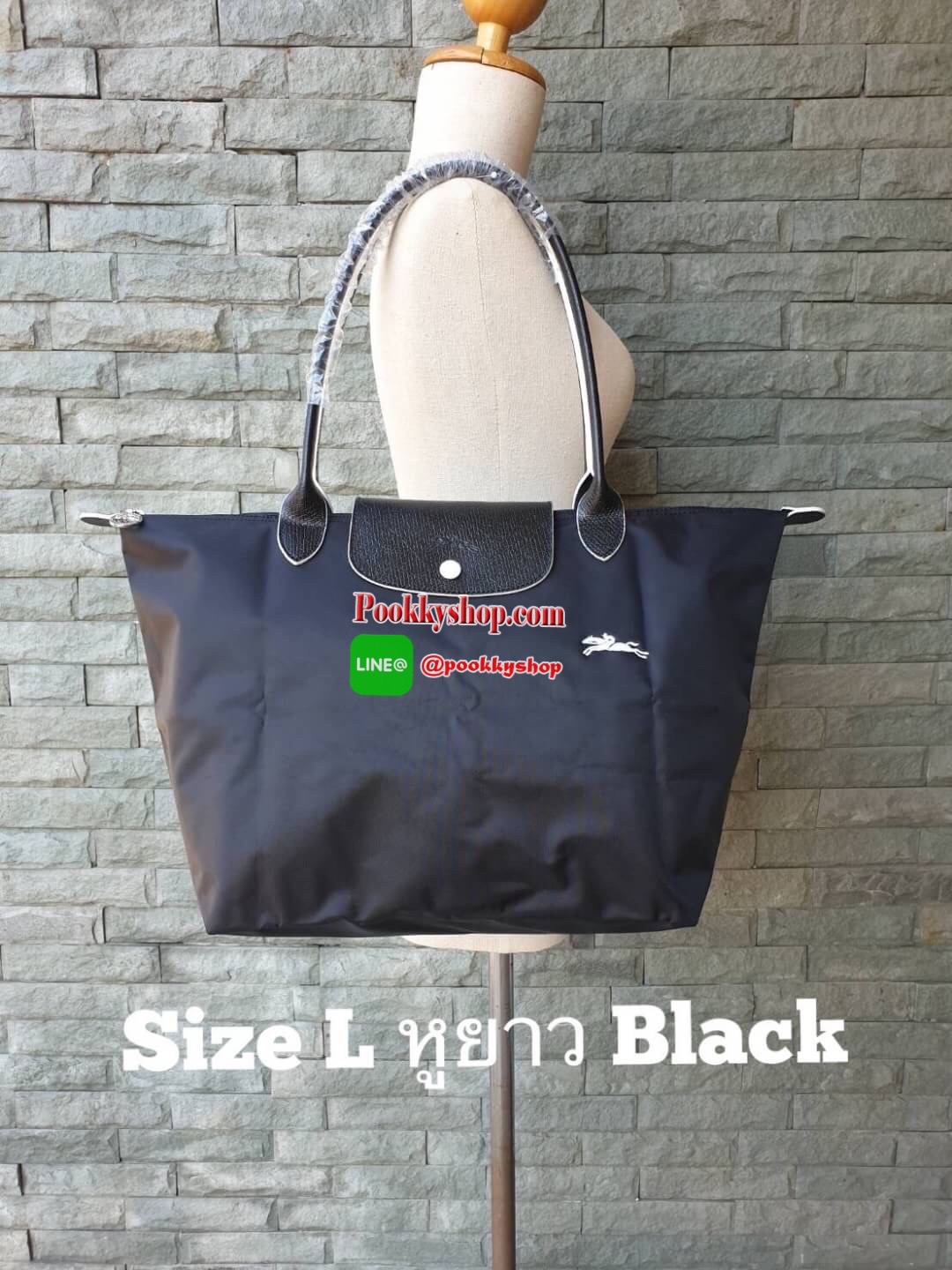 Longchamp Le Pliage Club Tote Bag Size L หูยาว วัสดุเนื้อผ้า Nylon Canvas เคลือบกันนำ้ ตัดด้วยหนังแท้ที่มีน้ำหนักเบา ดีไซน์เรียบง่ายแต่เต็มไปด้วยความคลาสสิก จนเป็นที่ชื่นชอบไปทั่วโลก Longchamp ปรับโฉม LE PLIAGE ด้วยการปักลายรูปม้า-ตราสัญลักษณ์ของแบรนด์บนผ