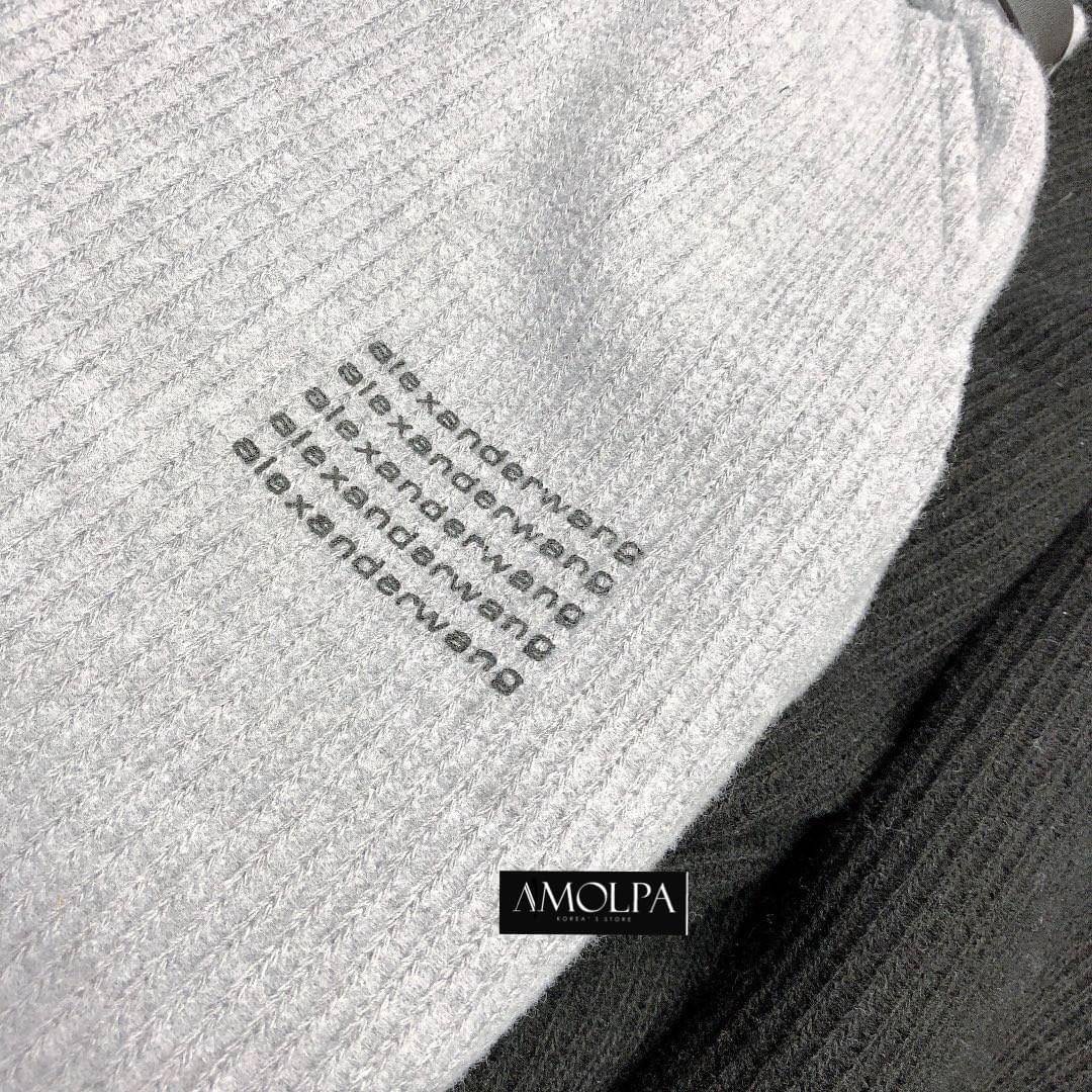 Detail : กางเกง Alexander งานใส่สบาย ชิวๆ แต่งเข็มขัดหัวทองด้านหน้า สวยยเริ่ดดดด งานแน่น ไม่เหมือนใคร ผ้าเก็บทรงสวย งานสวย ใส่แล้วพอดีตัว เข้ารูป ใส่สวยยยมากๆ สามารถใส่ได้ทุกโอกาส งานดีค่ะ แมทซ์กับอะไรก็สวย หรู ดูแพง ห้ามพลาดเลยน้า ป้าย Tag Alexander