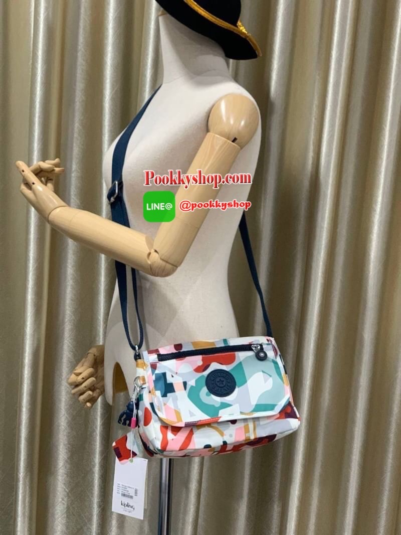 Kipling Sabian Shoulder Bag จาก Disney Frozen Series Collection วัสดุ Polyester ทรงครอสบอดี้ สไตล์สุดฮิตกับการใช้งานที่ง่าย หยิบจับของได้อย่างสะดวกสบาย เปิดปิดด้วยกระดุมแม่เหล็กและซิปด้านใน เพิ่อความปลอดภัย ลายผ้าบุด้านในดูมีดีเทล สายสะพายปรับได้ฟรีไซส์ ป