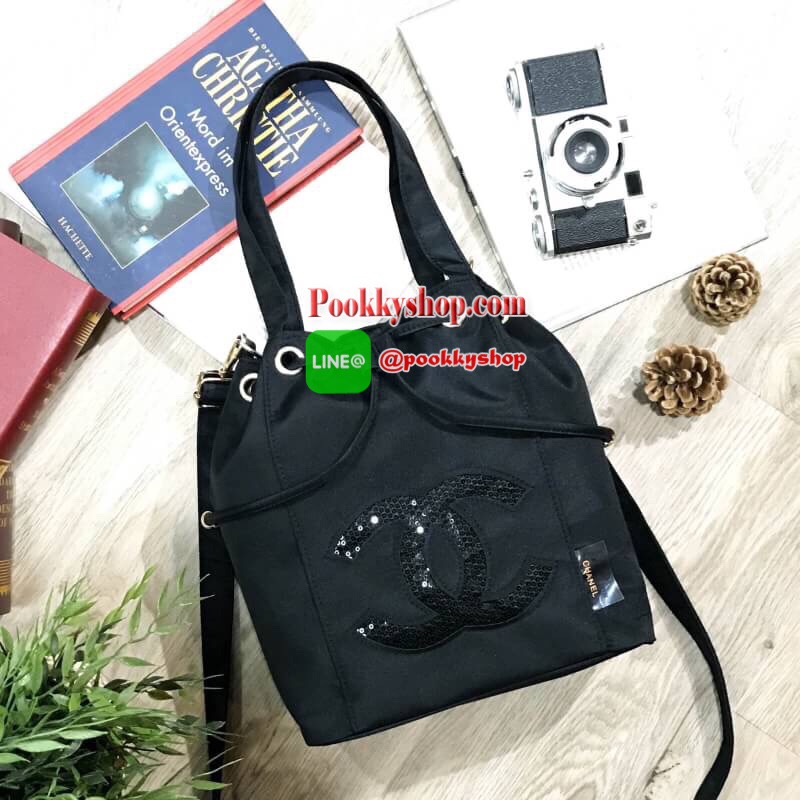 พร้อมส่งไอเท็มแนะนำ!!! Chanel Beaute Black Sequin Dreawstring Shopping Bag VIP GIFT Limited Edition ของแท้นำเข้าจากเคาน์เตอร์เครื่องสำอางค์ Chanel ขนาดกำลังดี น้ำหนักเบา ด้านหน้าประดับโลโก้แบรนด์สุดคลาสสิค เปิดปิดแบบหูรูด Drawstring พร้อมกระดุมแม่เหล็ก ซั