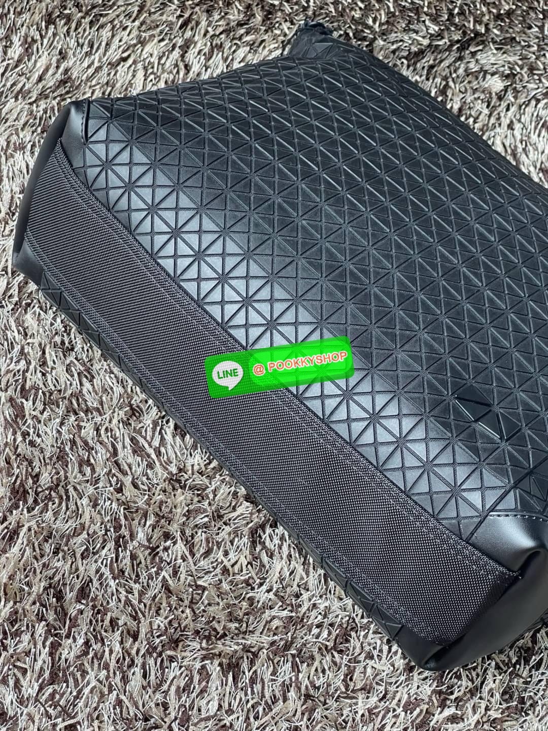 Baobao Issey Miyake Large Messenger Bag เป็นทรงกระเป๋าที่ได้รับความนิยมอย่างมาก เนื่องจากมีขนาดกำลังดี พกพาสะดวกและมีดีไซน์หลากหลาย สามารถใส่ได้ทั้งเอกสาร, สมาร์ตโฟน, โน้ตบุ๊ก หรือแม้แต่ของจุกจิกอื่น ๆ เหมาะสำหรับการใช้งานในชีวิตประจำวันเป็นอย่างมากค่ะ นั