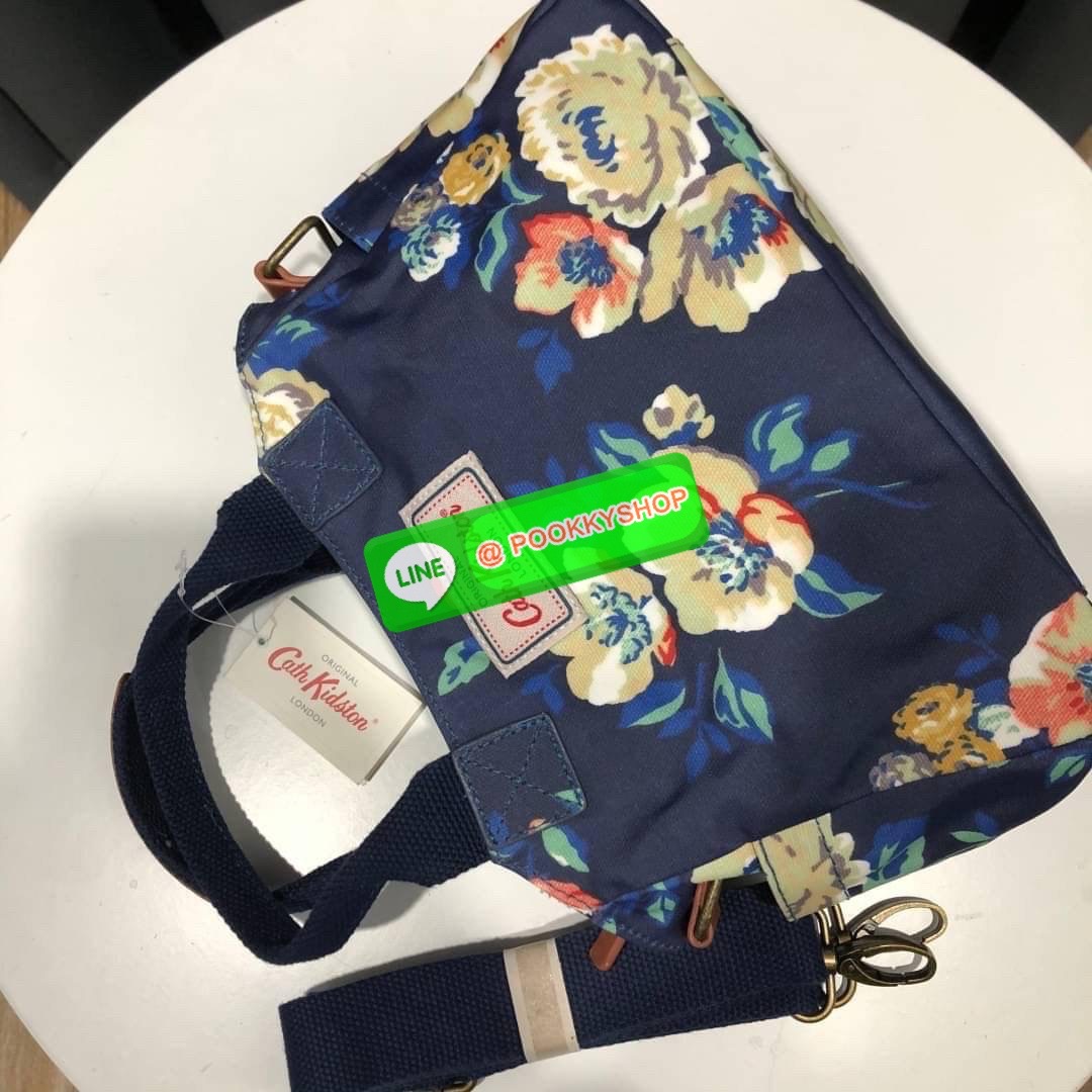 Cath Kidston Mini day Bag กระเป๋าถือหรือสะพายสุดชิค เหมาะสำหรับใช้สะพายในวันทำงานหรือวันสบายๆ เก็บของใช้ระหว่างวันได้เยอะค่ะ เปิด-ปิดด้วยซิป ด้านในมี 1ช่องใหญ่ ช่องซิป 1ช่องและช่องเล็กให้แยกเก็บมือถือของจุกจิก สวยคุ้มมากๆ มีหูจับ มาพร้อมสายสะพายยาวปรับระด
