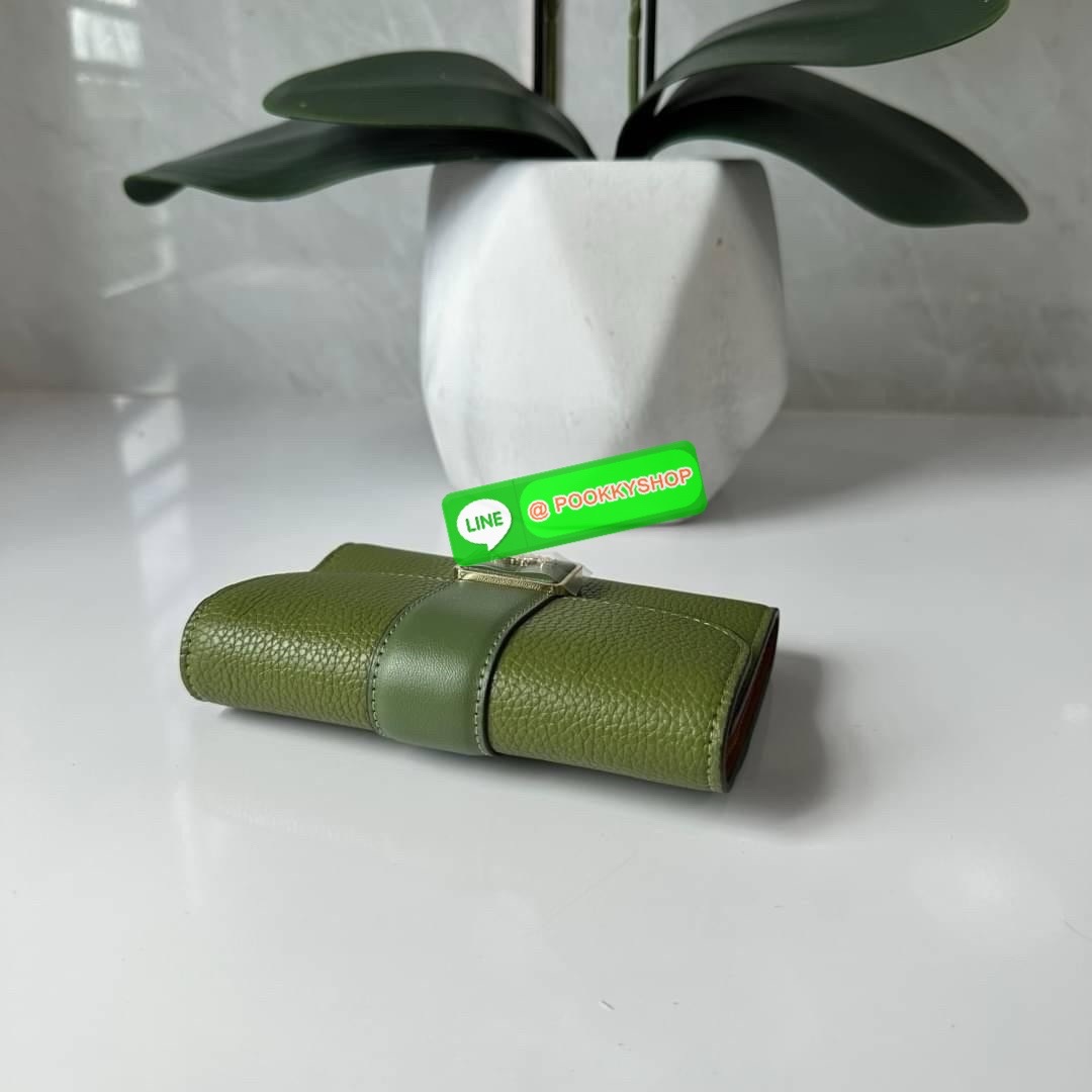 Coach Medium Grace Wallet (Cl421) 🔖กระเป๋าสุดหรูใบกลาง ขนาดกำลังดีกระทัดรัด 🔖วัสดุ : pebble leather 🔖ภายในมีช่องใบบัตรเครดิต 6 ช่อง มีช่องใส่เหรียญแยก สามารถใส่ธนบัตรแบงค์พันได้คะ