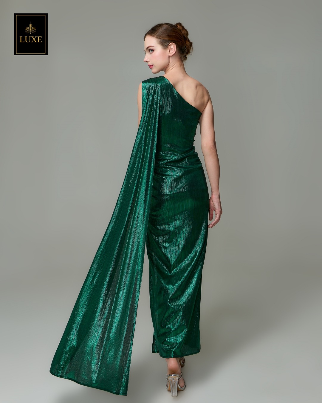 เดรสแฟชั่น แม็กซี่เดรสเสื้อไหล่เดียวทรงเข้ารูป มีผ้าเครปด้านหลัง กระโปรงทรงสอบผ่าหน้าขา