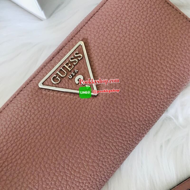 GUESS WOMEN'S LONG WALLET กระเป๋าสตางค์ใบยาวซิปรอบ วัสดุ PU คุณภาพดี นิ่ม น้ำหนักเบา ด้านหน้าประดับด้วยโลโก้แบรนด์สุดหรู ด้านในมีช่องเสียบการ์ด/บัตร/ธนบัตรและช่องซิปสำหรับใส่เหรียญ ด้านหลังมี1ช่องซิปใช้งาน มาพร้อมสายคล้องมือถือเป็นทรงคลัชท์ก็ได้ ราคา