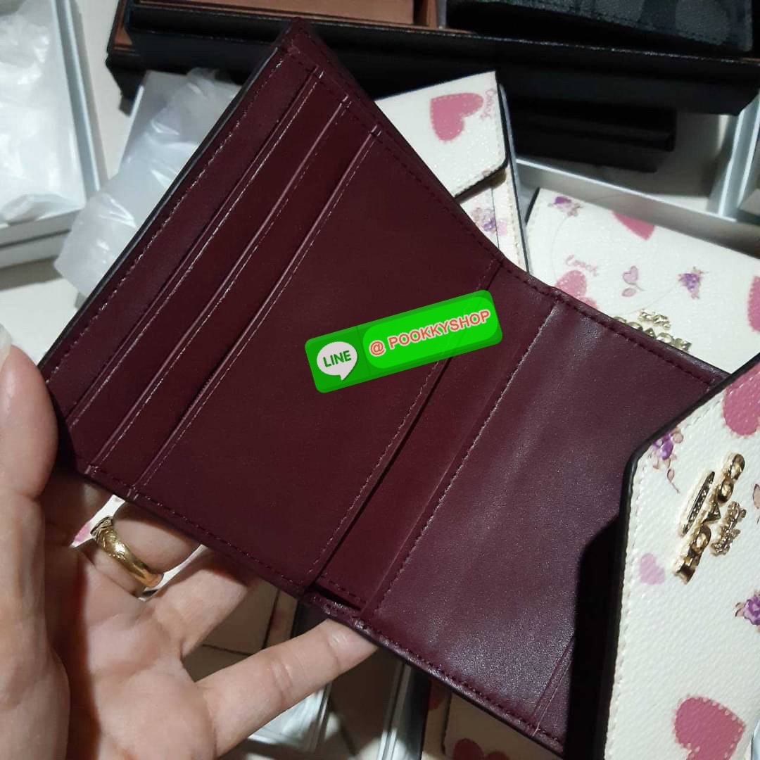 COACH 69683 SMALL WALLET WITH HEART FLOWER กระเป๋าสตางค์ใบสั้น พับสองตอน โทนสีละมุน แต่งเติมสีสันด้วยหัวใจและดอกไม้รอบใบ ดูสวยหรูอย่างลงตัว (รัก)(รัก)(ดอกไม้)(ดอกไม้) เปิด-ปิดด้วยกระดุม ภายในมีช่องใส่บัตร ใส่ธนบัตรได้ทุกขนาด ด้านหลังมีช่องซิปเล็กให้อีก รา