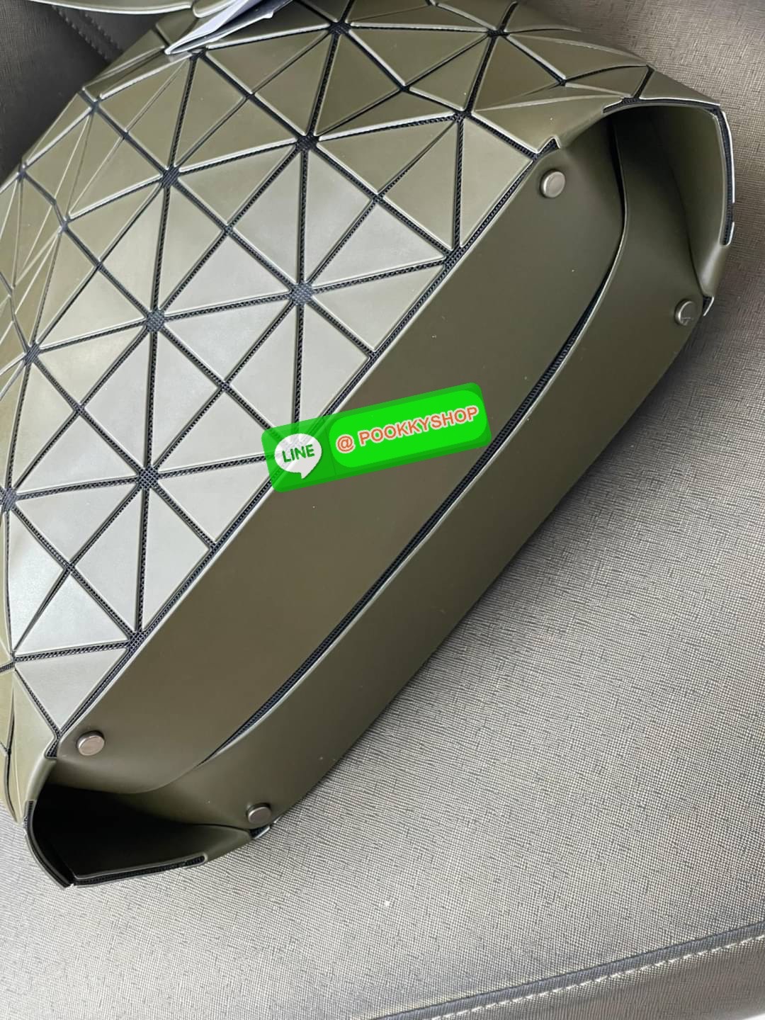 Bao Bao Issey Miyake ROCK MATTE ซีรีส์นี้จะเป็นทรงสี่เหลี่ยมผืนผ้า มีซิปปิดด้านบน ถือเป็นรุ่นที่เหมาะกับการใช้งานในชีวิตประจำวัน สามารถพับมุมและบริเวณด้านล่างของกระเป๋าเพื่อเพิ่มความสะดวกสบายในการใช้งาน ทั้งยังช่วยให้วางกระเป๋าในแนวตั้งได้อีกด้วย แผ่นต่อส