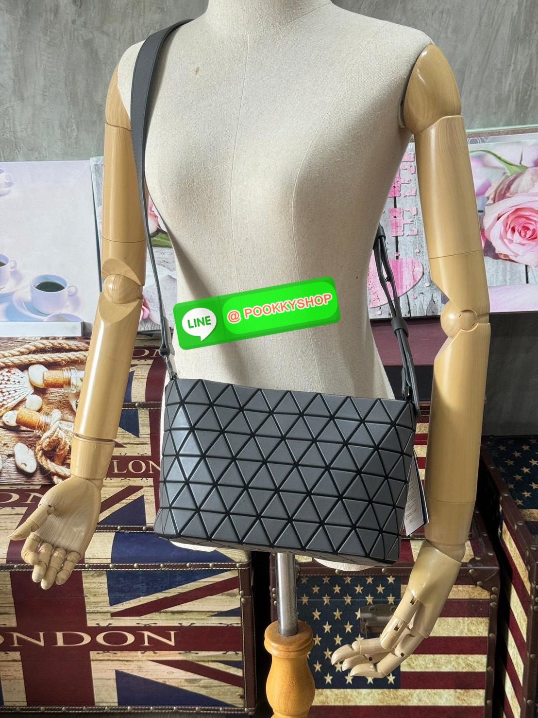 💕 BAO BAO ISSEY MIYAKE Crystal Shoulder Bag งานดีไซน์ที่ดูเรียบง่ายทั้งรูปแบบการใช้งาน มีช่องเปิดปิดแบบซิปเพื่อให้คุณพกพาของมีค่าได้อย่างสบายใจป้องกันสิ่งของตกหล่น ทั้งตัวเพลตสามเหลี่ยมและสายกระเป๋าหนัง สวยแบบคูลๆ ทั้งยังดูแลรักษาง่าย น้ำหนักเบา เ