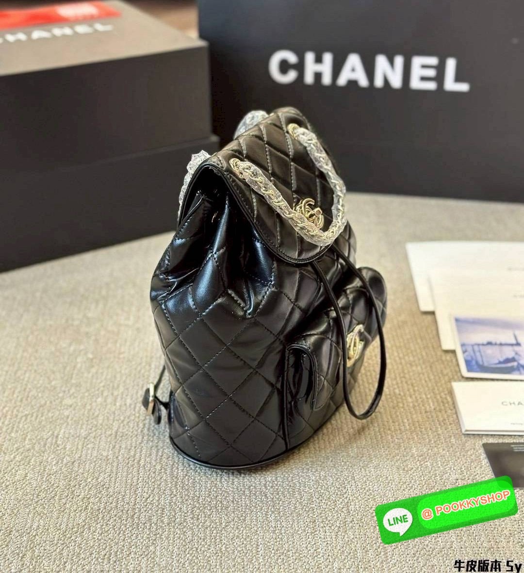 Chanel Duma Backpack กระเป๋าเป้ ไซส์น่ารัก สีพาสเทลสุดคิ้ว รูปทรงทันสมัยหนังเรียบสัมผัสนิ่ม ดีเทลความสวยมากมาย ทั้งสายรูดเก็บปาดกระเป๋า หรือจะช่องเปิดด้านหน้า ก็ดูหรูไปหมด ภายในโล่งกว้าง ใส่ของสำคัญได้ครบ สายสะพายปรับได้ตามต้องการอีกเล็กน้อย น่ารักน่าใช้ส