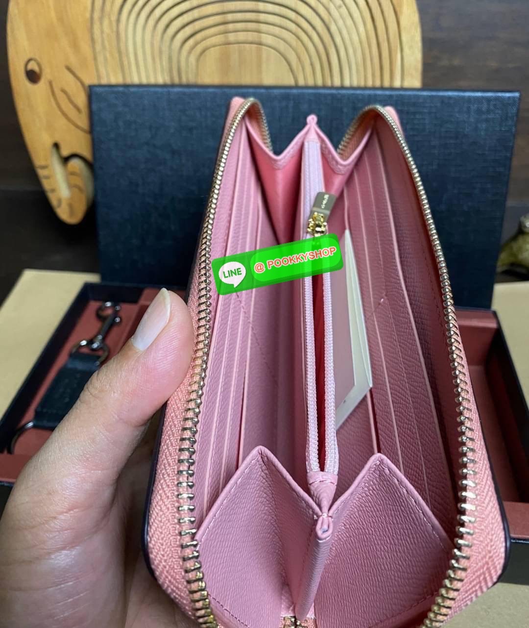 พร้อมส่ง 📌อุปกรณ์มาพร้อมกล่อง/แคร์การ์ด/ถุงกระดาษ/พวงกุญแจ COACH ACCORDION ZIP WALLET IN SIGNATURE CANVAS กระเป๋าสตางค์ใบยาว ซิปรอบ ใช้งานง่าย ด้วยฟังค์ชั้น ด้านใน ใส่บัตรได้จุใจ มีช่องซิปใส่เหรียญตรงกลาง โดนใจหลายๆคนไปเรียบร้อยและคลาสสิค เรียบหรู