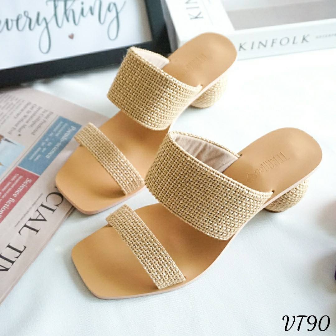 VT90 พร้อมส่ง เพิ่งมา พร้อมส่ง สวยอีกแล้ว ค่ะ รองเท้าส้นกลมสูง 2.5 นิ้ว ทรงสวมงาน ผ้ากระสอบตัวใหม่ งานดีมากกก ตัวสายนิ่มมาก ใส่สบายสุดๆ งานปังล่าสุดปีนี้ค่ะ ฤดูกาลนี้ บอกเลย ว่า งานปังมาก แบบสวย แมตกับเสื้อผ้าได้ทุกชุดเลยจ้า