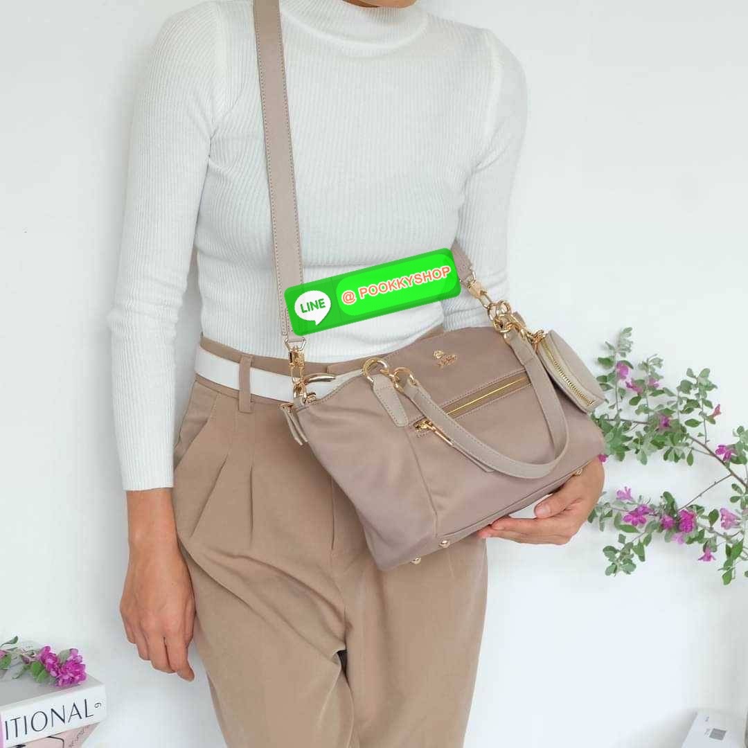 รุ่น KANNY with zipper รุ่นนี้พัฒนาต่อยอดมาจากรุ่น KANNY คอลเลคชั่นเดิมที่เป็นหนึ่งรุ่นที่ขายดีของทางแบรนด์เพราะเป็นกระเป๋าที่ฟังชั่นตอบโจทย์การใช้งานมากที่สุด 📍ตัวกระเป๋าน้ำหนักเบามาก 📍ทำจากไนล่อนนาโนกันน้ำ 📍ทำช่องแบ่งเก็บด้านใน ใ