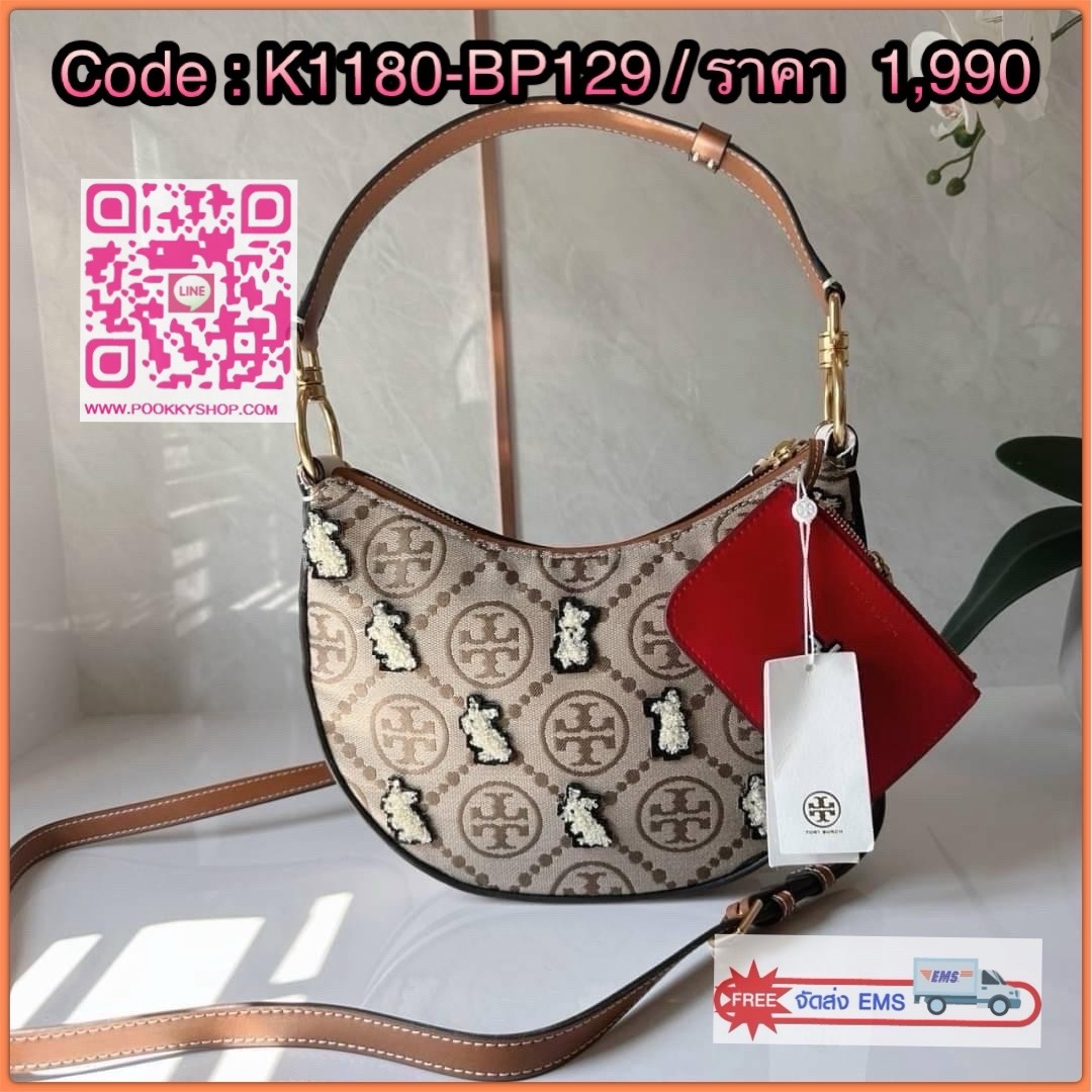 TORY BURCH Mini T Monogram embroidered Rabbit crescent Bag 🐇 คอลเลคชั่นกระต่ายสุดร้อนแรงแห่งปี คอลเลคชั่นทีบ่งบอกสไตล์ที่ทันสมัยทรงครึ่งวงปักลายกระต่ายบนกระเป๋าสุดน่ารัก โด่ดเด่น วัสดุผ้าแจคการ์ดตัดหนังแท้ เปิดปิดด้วยซิป มาพร้อมกระเป๋าใส่เหรียญใบเ