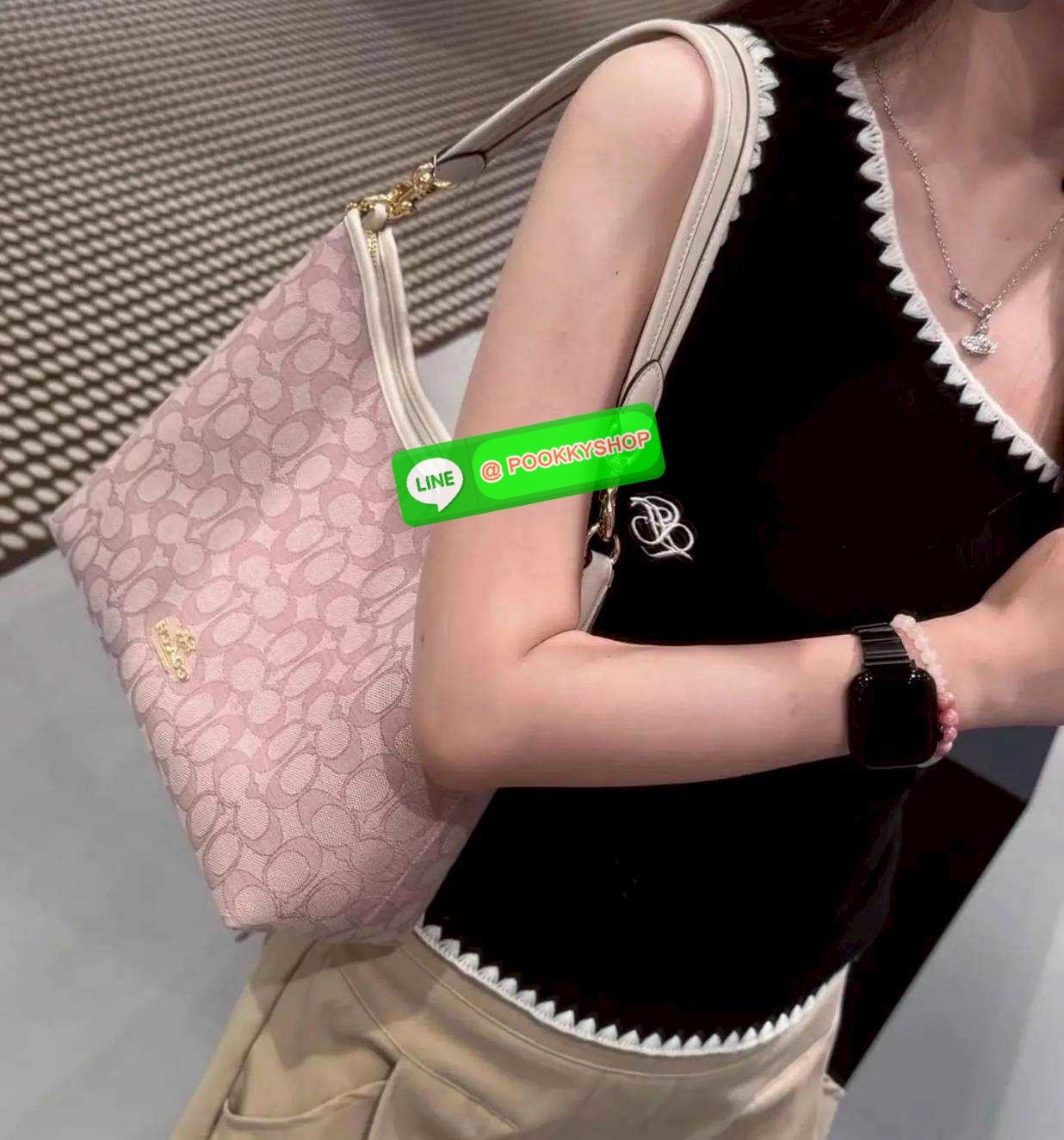 Coach CBS71 Laurel Signature shoulder bag มาใหม่เลย! กับกระเป๋าสะพายทรงยอดฮิต ในโทนสีน่ารักสุดจะคิวท์ มีให้ทั้งสายคล้องไหล่ และสายสะพายข้าง ใช้แมทช์ได้กับทุกลุคทุกสไตล์ ภายในเป็นช่องโล่ง มีซิปและช่องย่อย จุของได้เยอะกว่าที่เห็นมากๆ