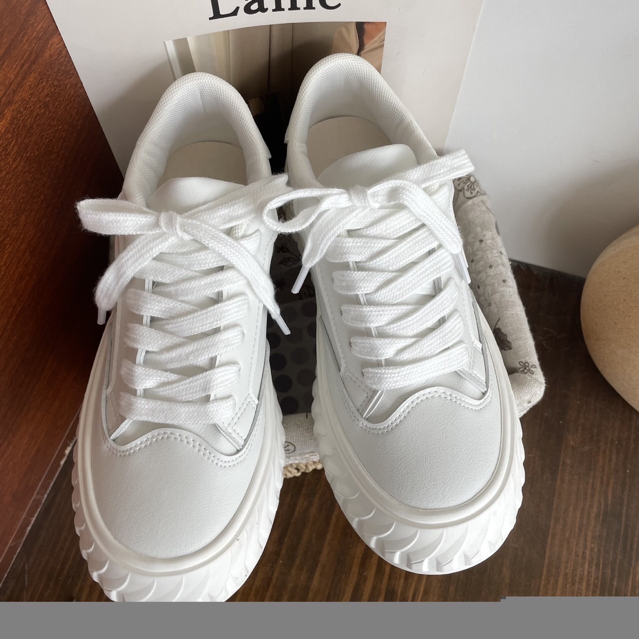 สินค้าขายดี พร้อมส่งค๊าา sport shoes รองเท้าผ้าใบ งานแฟชั่นงานเกรดพรีเมี่ยม พื้นนิ่มมากคะ 👟 ใส่สบายจะแมตช์กับกางเกง👖หรือกระโปรง👗ก็ได้ค่ะ แม่ค้าคอนเฟริม ห้ามพลาดเลยจ้าตัวนี้แนะนำ อย่าช้ารีบเลย