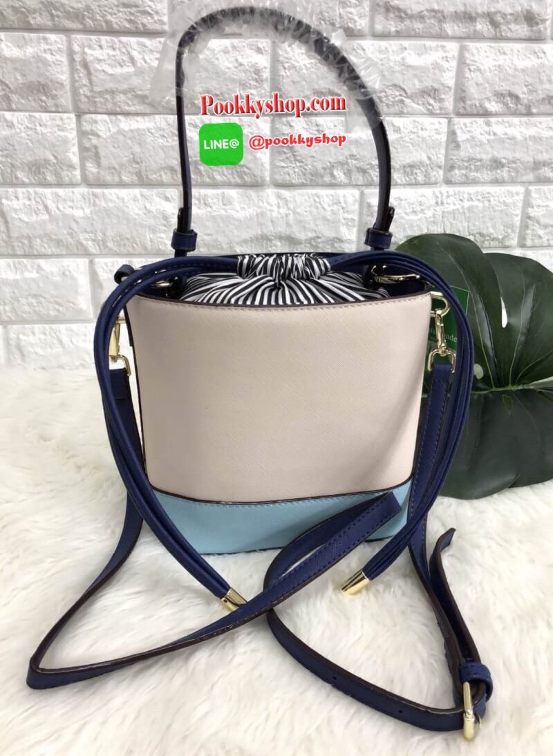 New arrival!!! Katr spade new york cameron street pippa bag 2018 พร้อมส่ง รุ่นใหม่ล่าสุดค่ะ!!! กระเป๋าวัสดุหนังซาฟเฟียโน่ ทรงถัง สามารถถือได้ สะพายข้างได้ค่ะ ด้านหน้าติดอะไหล่แบรนด์ ปากกระเป๋าเปิดปิดแบบหูรูด แบบหนังห้อยยาวลงมา หนังรูดง่ายมากค่ะ ภายในกระเป