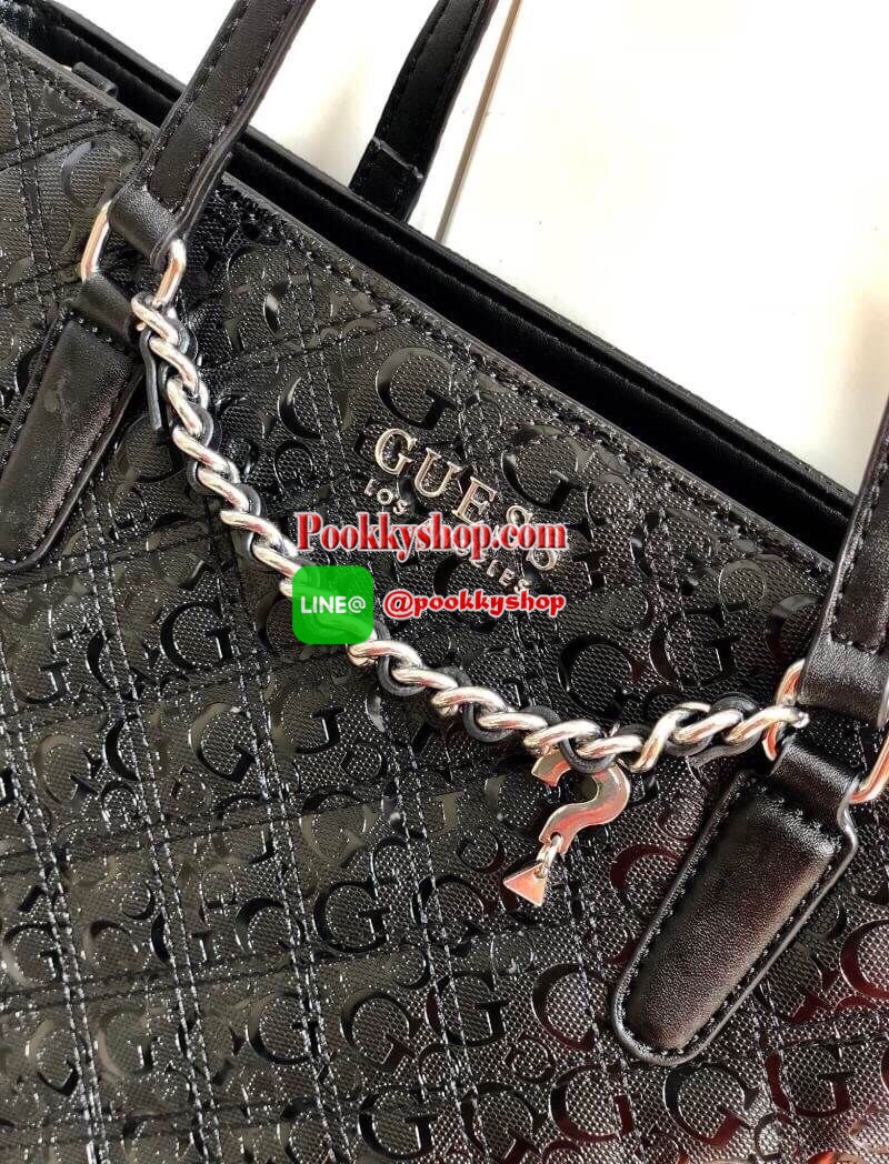 New Rare item !!! GUESS LOS ANGELES TOTE BAG พร้อมส่ง สินค้าหายากค่ะ !!! กระเป๋าถือทรง Tote วัสดุหนังนิ่มมือมากค่ะ ตัวกระเป๋าพิมพ์ลาย signature brand ทั้งใบ เพิ่มความหรูด้วยอะไหล่โซ่มาให้ที่ด้านหน้า ปากกระเป๋ากว้าง ภายในกระเป๋าแบ่ง3ช่องใหญ่ แต่ละช่องกว้าง