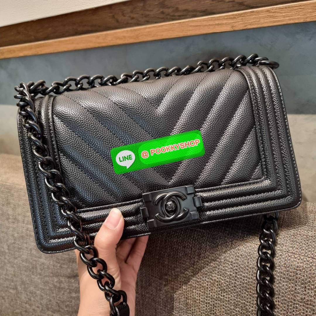 Chanel รุ่นสุดฮอต ดีไซน์อะไหล่ดำ เรียบหรูมากๆ!! วัสดุหนังลายคาร์เวีย ทรงคลาสสิคที่สาวๆห้ามพลาด!! ในราคาสุดจะคุ้มจากเคาน์เตอร์ dutyfree เปิด-ปิดกระเป๋าด้วยตัวล็อค ภายในโล่งกว้าง ไซส์ใหญ่ใส่ของได้เยอะ มีช่องแยกในกระเป๋า มาพร้อมสายสะพายโซ่สลับหนังรองบ่า (ถอด