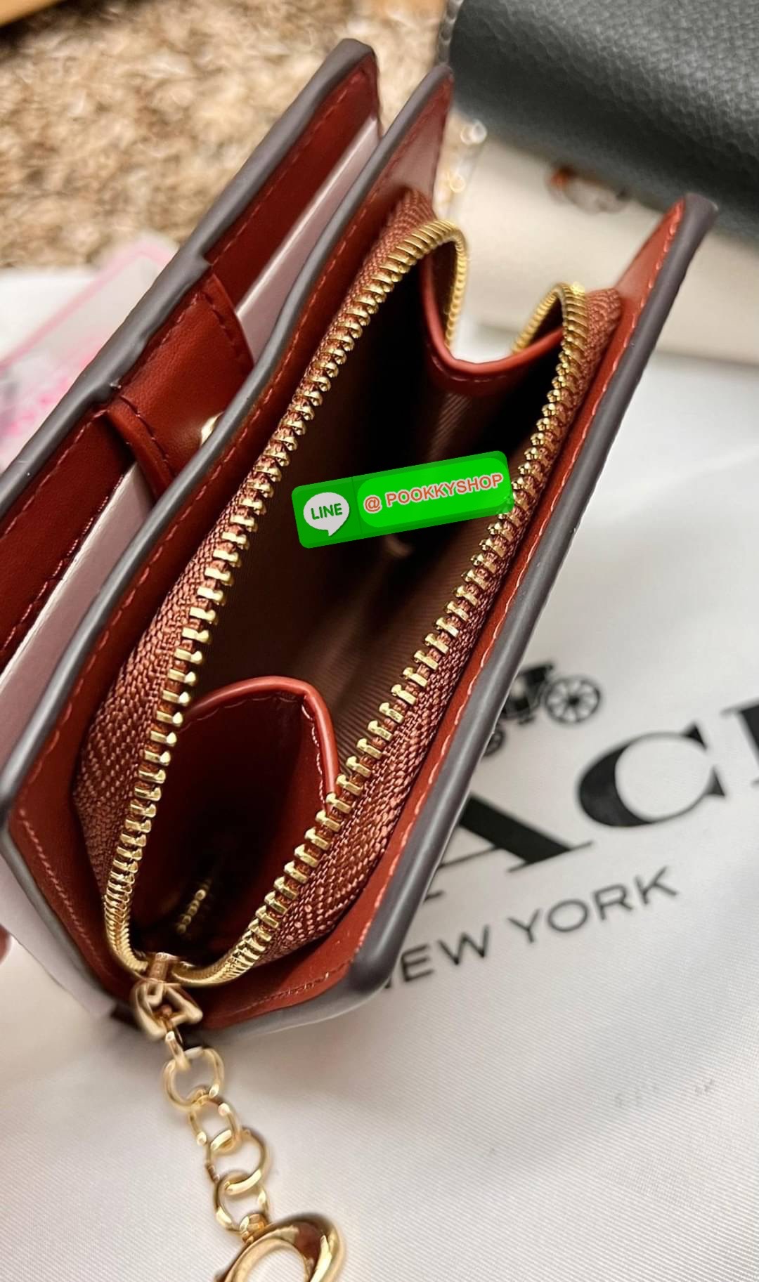 COACH SNAP WALLET ((cc472//cc920//cc922)) 🌍พร้อมส่ง ใหม่ล่าสุด สุดคิ้วว ห้ามพลาดก่อนหมดค่ะ! ✔️กระเป๋าเงินใบสั้น หนังแท้ สกรีนล์ลายน้องหมา//น้องแมว สุดน่ารักมากค่ะ ✔️เปิดปิดกระเป๋าแบบกระดุม ภายในมีช่องเสียบบัตร6ช่อง//ช่องใส่ธนบัตรตามย