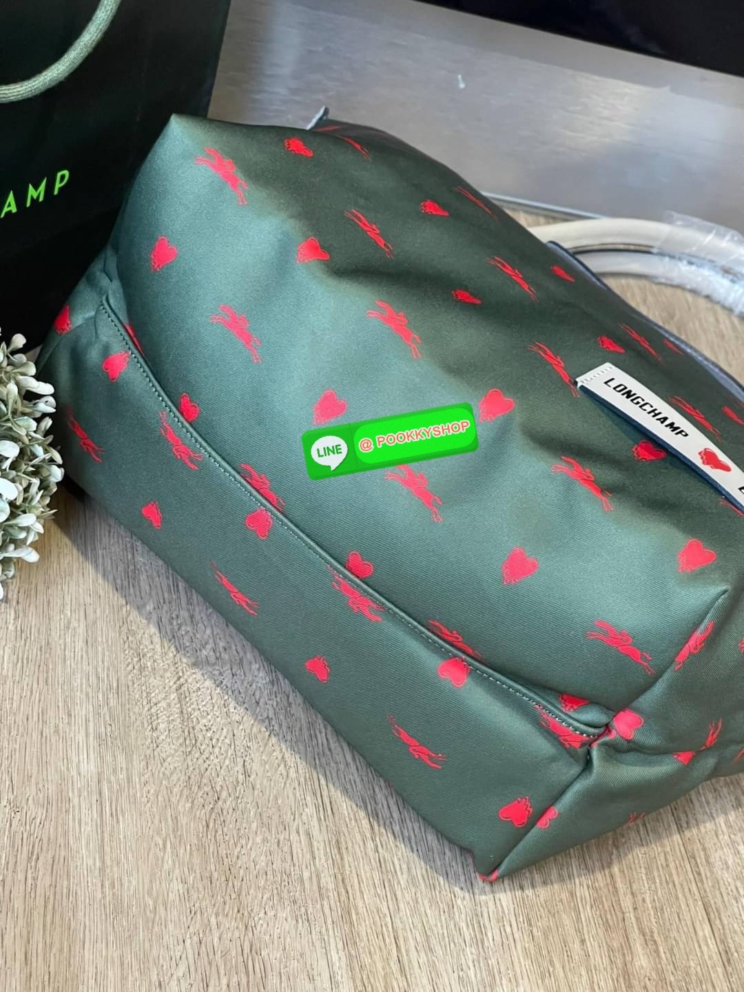 Longchamp x EU Le Pliage tote bag L คอลเลกชันพิเศษจาก Longchamp ที่น่ารักสุดๆ สำหรับซัมเมอร์นี้ กระเป๋ารูปทรงคลาสสิกที่มาในลวดลายและสีที่ออกแบบมาพิเศษ ยังคงความเป็น Le Pliage กระเป๋าสะพายไหล่ทรงTote ใส่ของได้จุอย่างเหลือเชื่อ ยังมีซิปปิดเพิ่มความปลอดภัย น