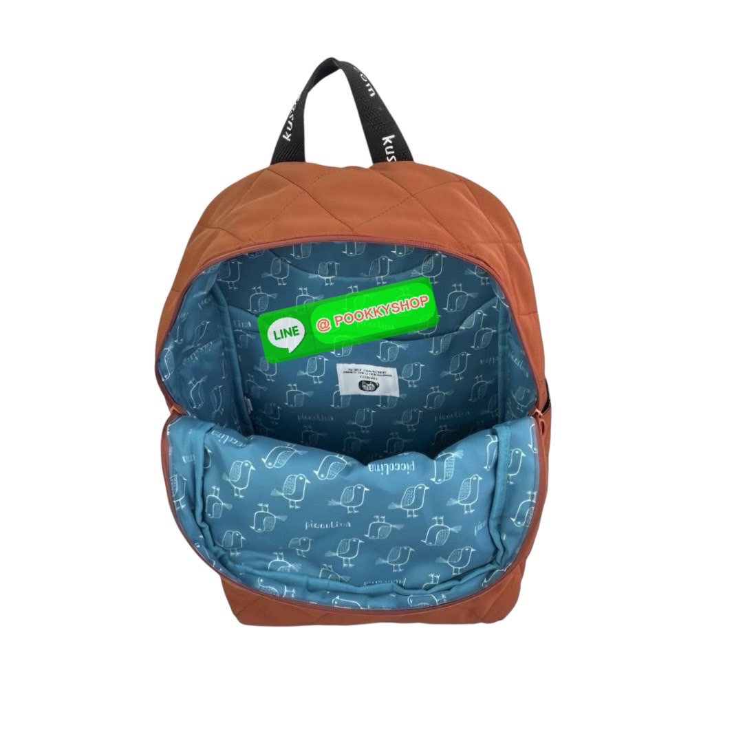 “ New Collection” 2025 Backpack Polyester Cat กระเป๋าควิลท์ใบนี้มีน้ำหนักเบา ใช้งานได้จริง และกันน้ำและคราบสกปรก โดดเด่นด้วยลายปักอันประณีตอันเป็นเอกลักษณ์ของ Matilda บนผ้าควิลท์เนื้อนุ่ม กระเป๋าใบนี้มาพร้อมเทปโลโก้และหูหิ้วพาราคอร์ดเพื่อรูปลักษณ์ที่โดดเด