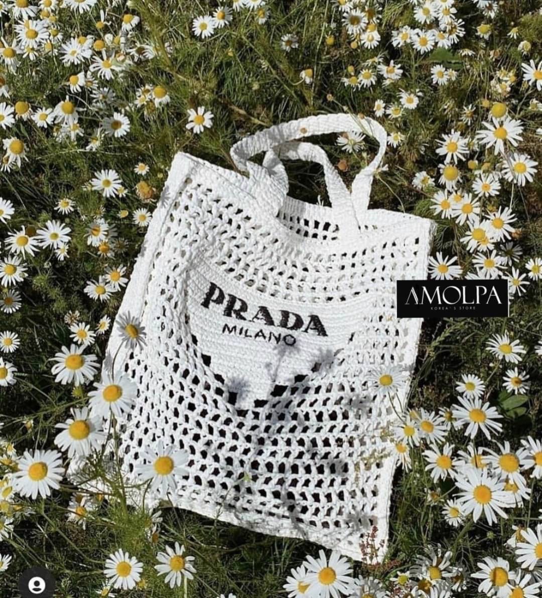 รอบ 2 มาค๊า ใครไม่มีไม่ได้ล๊าววววน๊า เก็บทุกสียังไม่ผิดหวังงงน๊า PRADA RAFFIA TOTE BAG…… ❤️NEW ACCESSORIES BY AMOLPA❤️ BRAND : PRADA Detail - มาต่อที่ ACCESSORIES PRADA RAFFIA TOTE BAG ปังมากกก!!! Prada เอาใจสาวๆ สายแฟ…. งานให้ฟิลล์ลิ่งแฮนด์