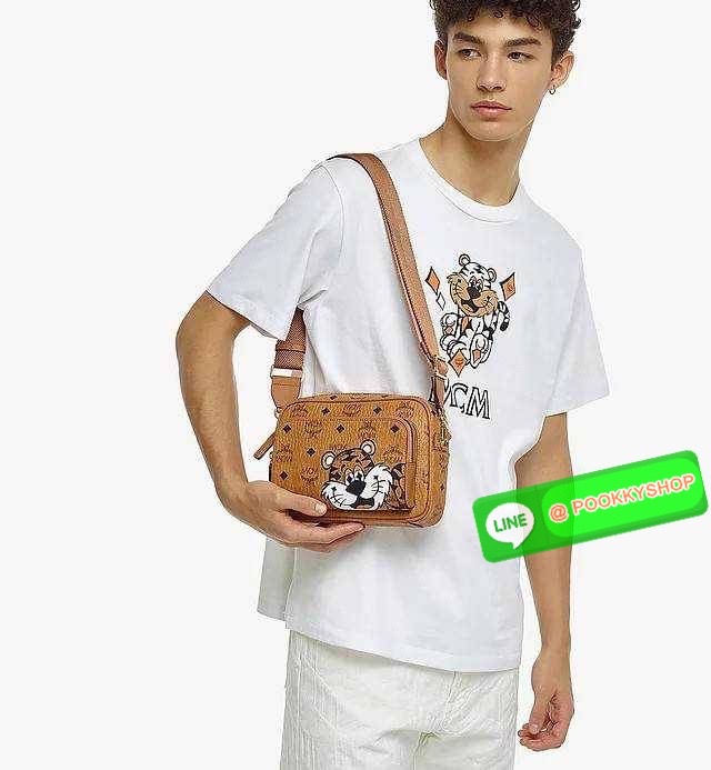 MCM KLASSIK CROSSBODY IN NEW YEAR TIGER VISETOS ใหม่ล่าสุด คอลเลคชั่นรับปีเสือ ของมันต้องมี กระเป๋าสะพายข้างทรงครอสบอดี้ โดดเด่นด้วยลายพริ้นท์น้องเสือคมสวย รุ่นนี้หนุ่มๆหรือสาวๆก็สะพายได้น้า ขนาดกำลังดี วัสดุหนังแคนวาสคุณภาพดี มีช่องหลัก 2 ช่อง เปิด-ปิดด้