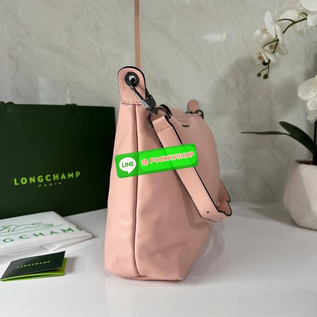 LONGCHAM LE PLIAGE XTRA Hobo bag M กระเป๋าสะพายไหล่ HOBO ออกแบบเพื่อให้ดูเรียบหรูหรา มีความสง่า รูปทรงเก๋ไก๋ วัสดุหนังแกะนิ่มมือ สายสะพายไหล่ปรับระดับได้และถอดออกถือได้ เปิด- ปิด ด้วย ซิป ภายใน ช่องโล่งกว้าง มีช่องซิปแยก ใบใหญ่สามารถใส่ของได้เยอะคะ