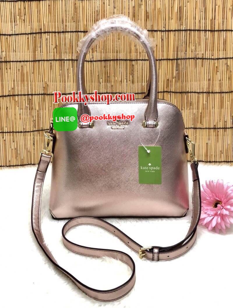 Kate Spade New York Saffiano Bag กระเป๋าถือหรือสะพายข้าง ลายหนังซาฟเฟียโน่ ทรงโดมสวย ด้านหน้ามีอะไหล่แบรนด์ เปิดปิดกระเป๋าด้วยซิป ภายในโล่งกว้าง ใส่ของจุทีเดียวค่ะ มีช่องซิปและช่องเล้กให้ใส่ของจุกจิกค่ะ มาพร้อมสายยาวถอดออกได้ปรับระดับได้มาด้วยนะค่ะ....รุ่