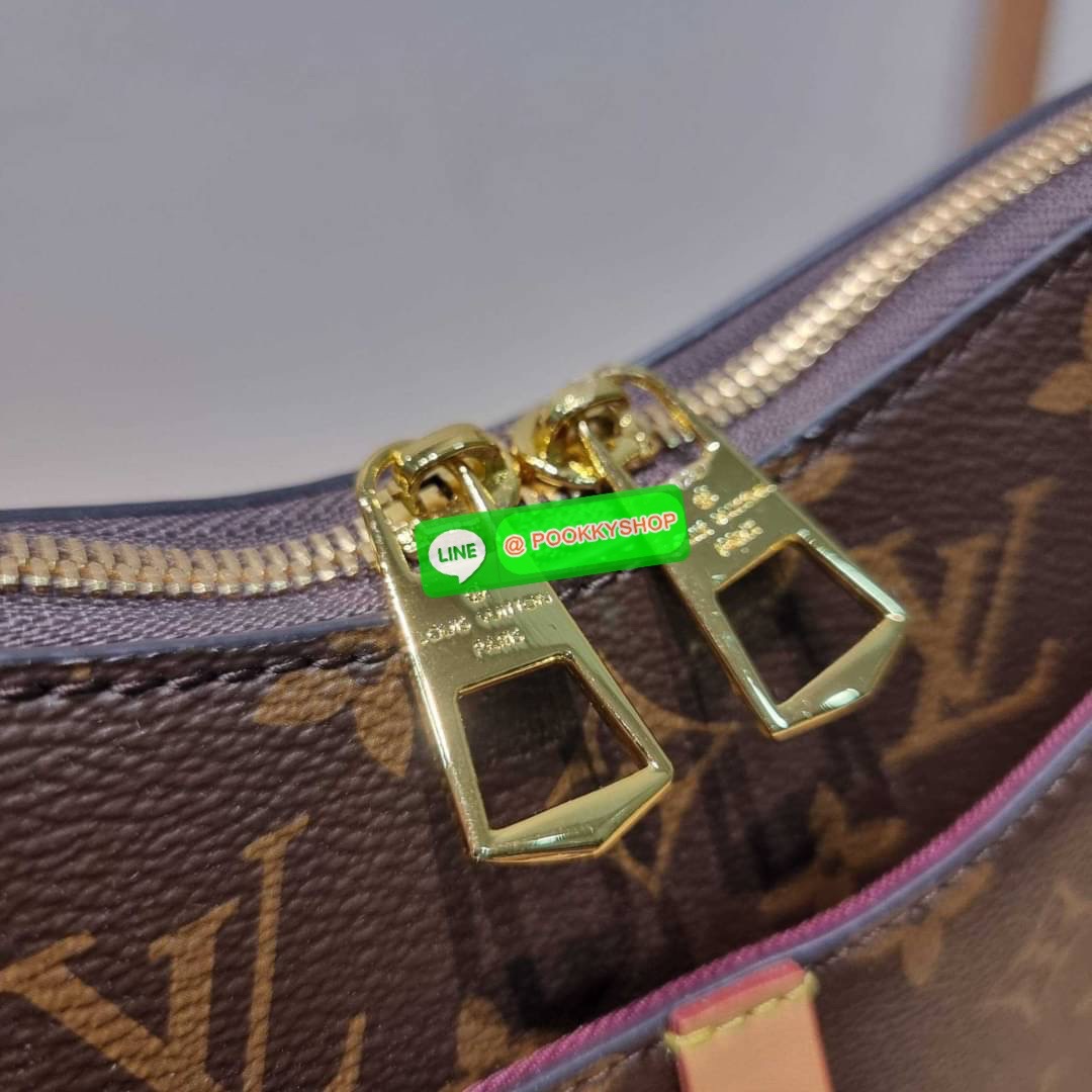 🔆 Model LV odeon bag 🔆 Details ฮอตที่สุด กับกระเป๋าสะพายดีไซน์คลาสสิค ขนาดกำลังดี ทำให้ใช้งานได้สะดวก ปากกระเป๋ามีซิปเปิดปิด ด้านหน้ามีช่องใส่ของได้ ภายในโล่งกว้าง ใส่ได้ทั้งกระเป๋าสตางค์ใบยาว มือถือ ของจำเป็นต่างๆ มาพร้อมสายสะพาย ปรับได้ต