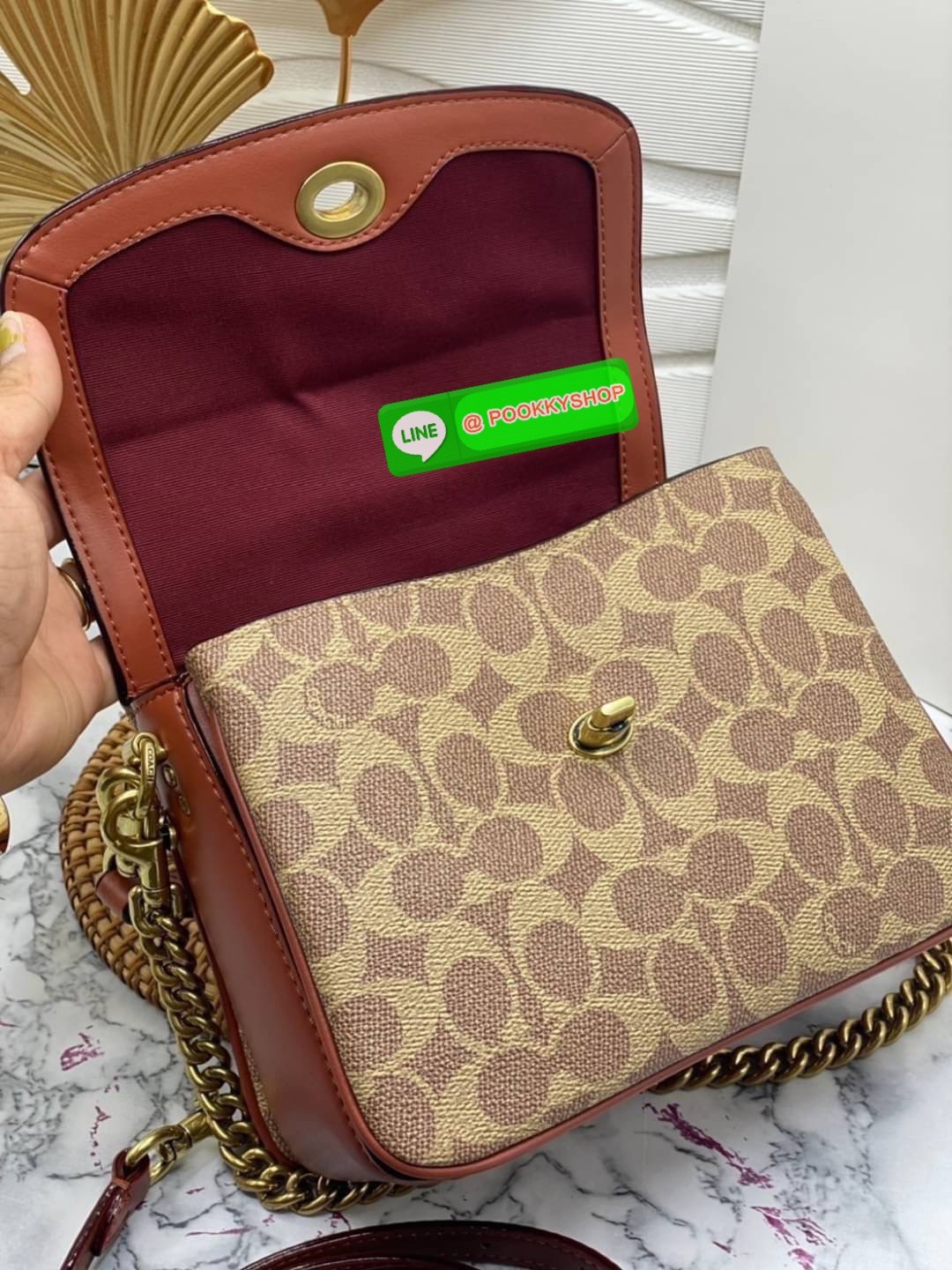 COACH 89089 CASSIE CROSSBODY 19 IN SIGNATURE CANVAS คัมแบ็คแล้วจ้า!! เรียบหรู ดูดี ต้องไอเท็มนี้เลย!! กระเป๋าสะพายข้าง สุดพิเศษ!! มีสายมาให้ถึง 3 แบบ!! สลับใช้แมทช์ตามสไตล์ได้เลย วัสดุหนังแคนวาสสลับหนังแท้ บอกเลยว่าสวยทุกสีนะคอลนี้ เปิด-ปิดด้วยตัวบิดล็อค