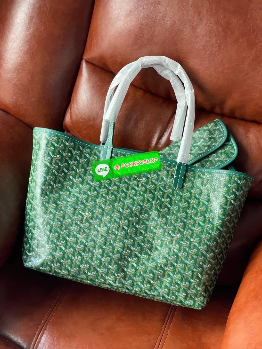 💕 Goyard Saint Louis Pm Bag กระเป๋าสุดคลาสสิกจากแบรนด์เก่าแก่ของฝรั่งเศส ความพิเศษคือแต่ละใบต้องเพนท์ลายโมโนแกรม Chevron ด้วยมือเท่านั้น จึงเป็นเหตุผลที่กระเป๋า Goyard กลายเป็นหนึ่งในกระเป๋าที่คนต้องการ โดยเฉพาะรุ่น St. Louis Tote ที่ว่ากันว่าเป็น