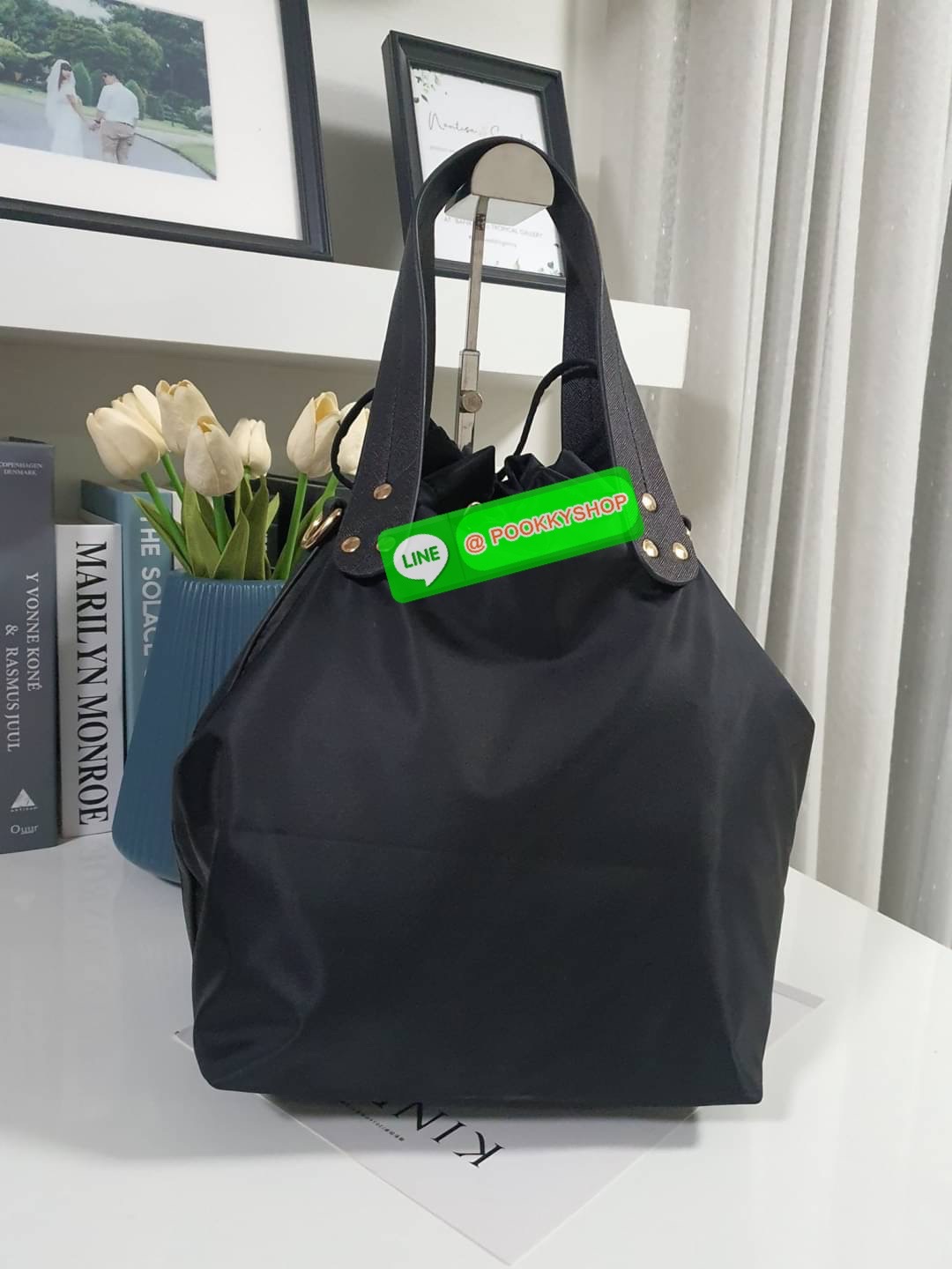 NEW ARRIVALS 2021 ⭐️⭐️ พร้อมส่ง กระเป๋าพรีเมี่ยมกิ้ฟท์ต่างประเทศ จากแบรนด์ Prada กับทรง Bucket Bag ขนาดกำลังดี วัสดุทำจากผ้าไนล่อน ปากกระเป๋ามีสายรูดเปิดปิด ภายในบุผ้าลายแบรนด์ มีช่องซิ ใส่ของแยก ใส่ของได้หลากหลาย ช่องใหญ่คุ้มๆเลยค้า มาพร้อมสายยาวสะพาย Cr