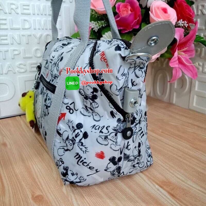 Disney's® 90 Years of Mickey Mouse Handbag 👍 รุ่น ART size M 👍กระเป๋าผ้าคิปลิงสะพายไหล่ได้ ครอสบอดี้ได้ มีสายยาวให้ 👍สามารถปรับสไตล์กระเป๋าได้2รูปแบบ เป็นtote หรือเก็บหูกระเป๋าก็ได้ 👍ช่องใหญ่ใส่ของได้จุ เปิดปิดด้วยซิป
