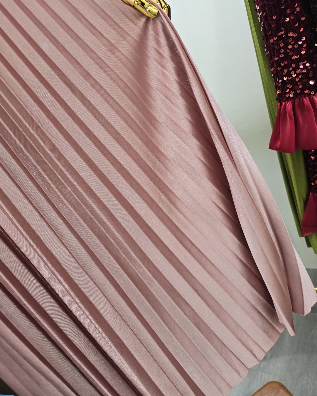 กระโปรงแฟชั่น กระโปรงยาวกรอมเท้า อัดพลีทจีบคม ตัดเย็บประณีต ทำจากผ้าเคปซาติน