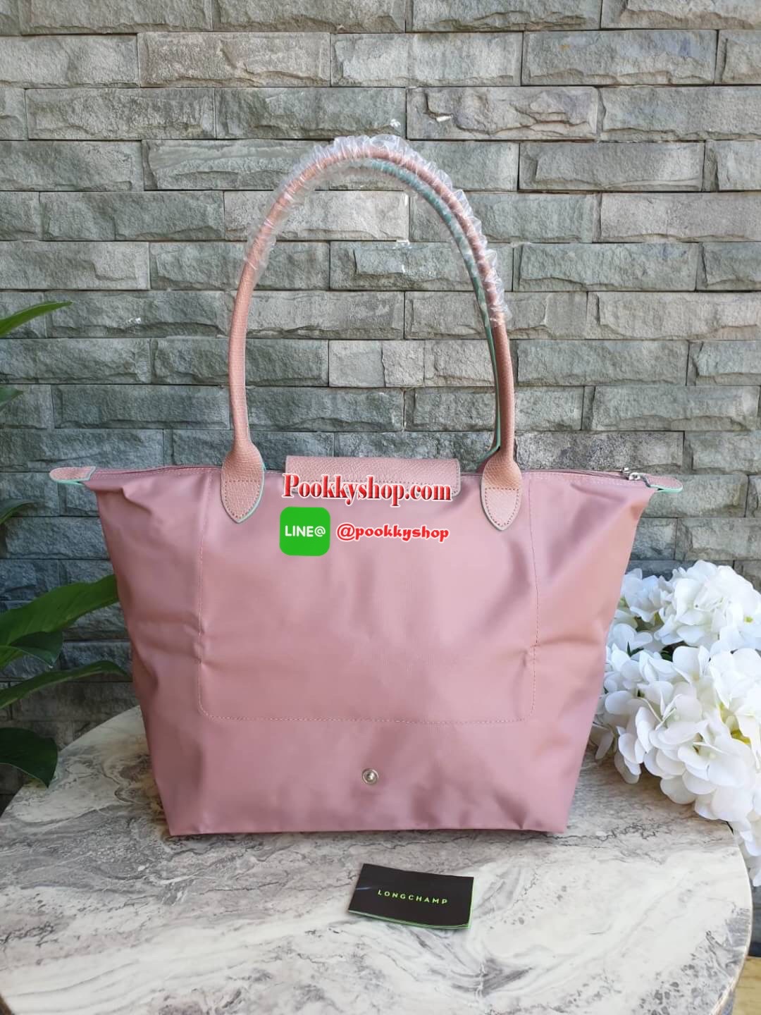Longchamp Le Pliage Club Tote Bag Size L หูยาว วัสดุเนื้อผ้า Nylon Canvas เคลือบกันนำ้ ตัดด้วยหนังแท้ที่มีน้ำหนักเบา ดีไซน์เรียบง่ายแต่เต็มไปด้วยความคลาสสิก จนเป็นที่ชื่นชอบไปทั่วโลก Longchamp ปรับโฉม LE PLIAGE ด้วยการปักลายรูปม้า-ตราสัญลักษณ์ของแบรนด์บนผ