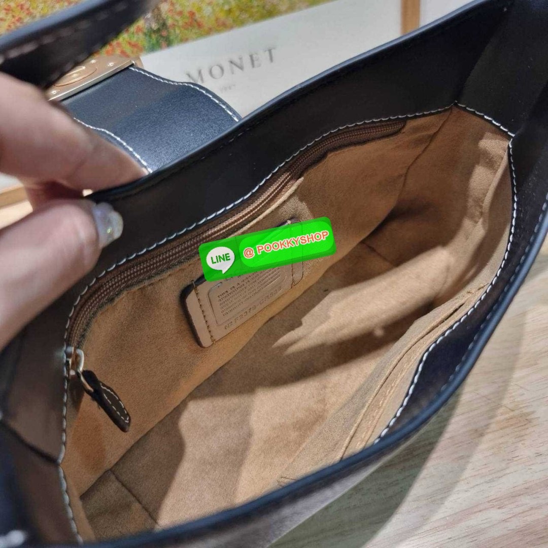 COACH CR533 ELIZA SHOULDER BAG 🔅 Details ใหม่ล่าสุด กระเป๋าสะพายไหล่ทรงโฮโบสุดหรู ดีไซน์โลโก้แบบใหม่และหรูหรายิ่งขึ้น คงความคลาสสิคและวินเทจ เปิด-ปิดด้วยสายคาดแบบกระดุมแม่เหล็ก ภายในเป็นช่องโล่ง แบ่งสัดส่วนไว้อย่างดี มีทั้งช่องใส่บัตร และช่องซิป ส