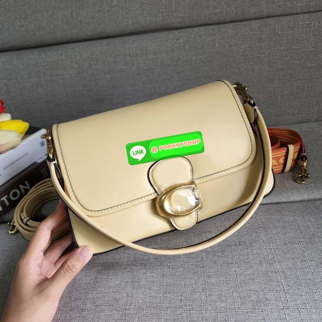 COACH SOFT TABBY SHOULDER BAG (COACH C9804) กระเป๋าข้างเรียบหรู ใบเดียวสะพายได้หลายสไตล์ มีสายสะพายให้ถึง 3 เส้น ปรับเปลี่ยนสไตล์ได้หลายลุควัสดุหนังแท้ทั้งใบ สัมผัสนิ่มมือ น้ำหนักเบา เปิดปิดแบบกระดุมแม่เหล็กเป็นอะไหล่โลโก้แบรนด์ตัวใหญ่ โดดเด่น ภายในกระเป๋