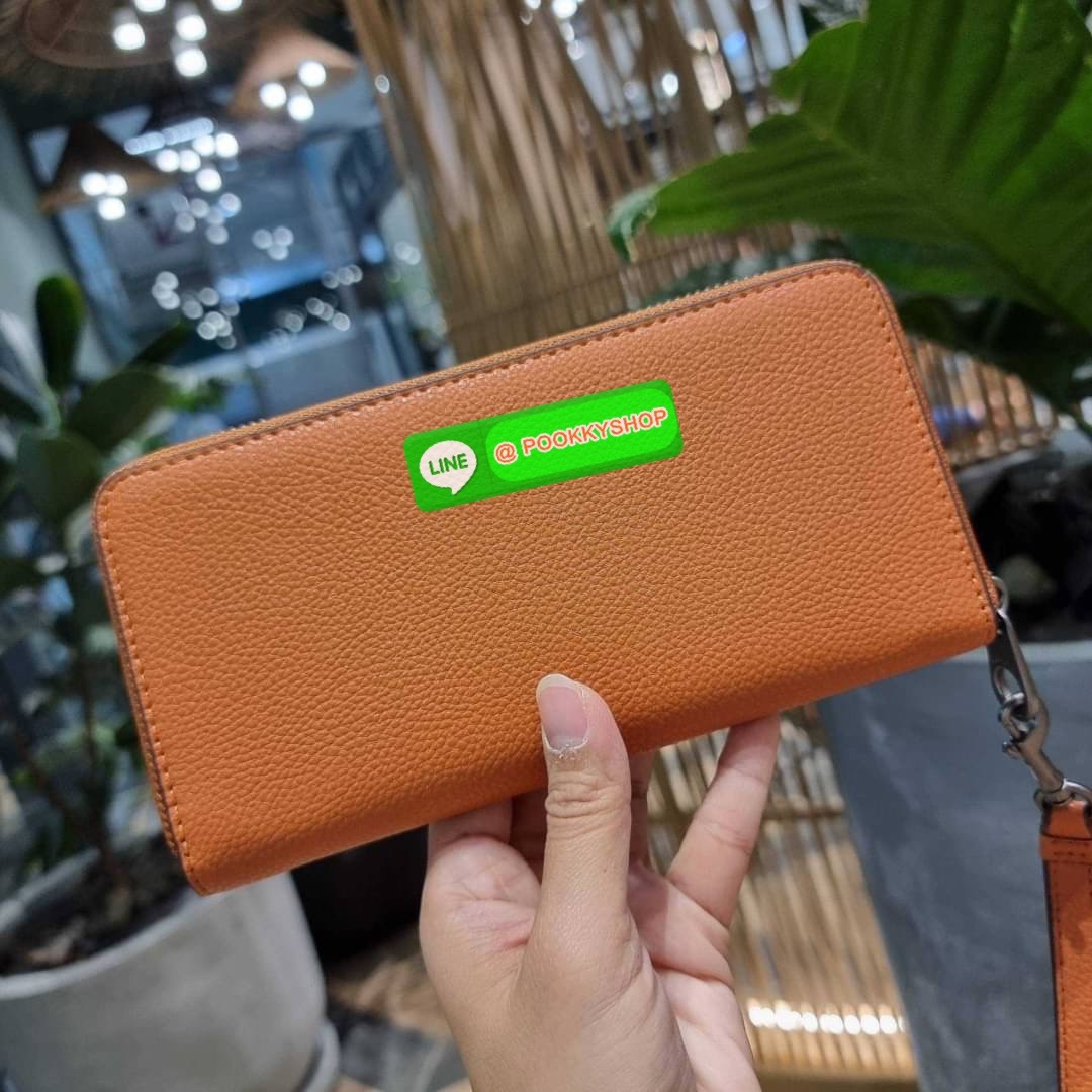 COACH C3548 LONG ZIP AROUND WALLET WITH HORSE AND CARRIAGE พร้อมเสิร์ฟความหรู กับคอลใหม่ สีสวย ผู้ดีขับผิวมาก กระเป๋าสตางค์ใบยาวกึ่งคล้องมือ เรียบหรู โดดเด่นด้วยโลโก้เอกลักษณ์ วัสดุหนัง pepble ทนทาน มาพร้อมสายคล้องมือ ถอดออกได้ ภายในใส่บัตรได้เยอะ มีช่องซ