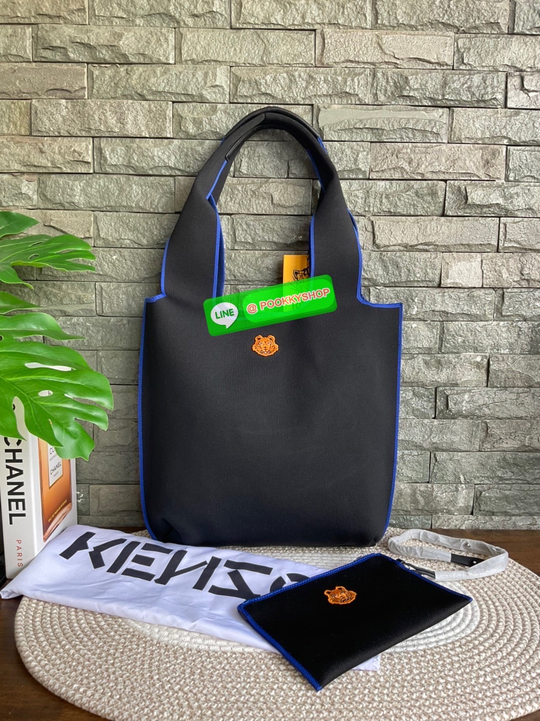 🚚 พร้อมส่ง 🚚 KENZO X KANSAI YAMAMOTO TIGER TOTE BAG กระเป๋าสะพายไหล่ ทรง โท้ทิสี ดำ และ น้ำเงินเข้ม x คันไซ ยามาโมโตะ Three Tigers จาก KENZO โดดเด่นด้วยลวดลายปัก วัสดุเป็นผ้าอย่างหนานุ่มคุณสมบัติพิเศษเฉพาะแบรนด์ น้ำหนักเบามากๆ หูหิ้วด้านบน