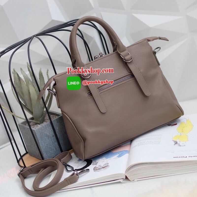 ทรงสวยขายดีมาก จากแบรนด์ KEEP ทรง รุ่น Parish hand bag with cute taddy จุดเด่นที่ >หนังเนื้อดี นิ่มมาก >น้ำหนักเบา >ถือสะพายเข้าง่ายกับทุกชุด >ขนาดกระเป๋ากำลังดีคะ ใส่ กปต ยาว ไอแพด จุคุ้ม > มีช่องย่อยแบ่งเก็บของด้านใน ถึง 3 ช่องใหญ่ แยกเก็