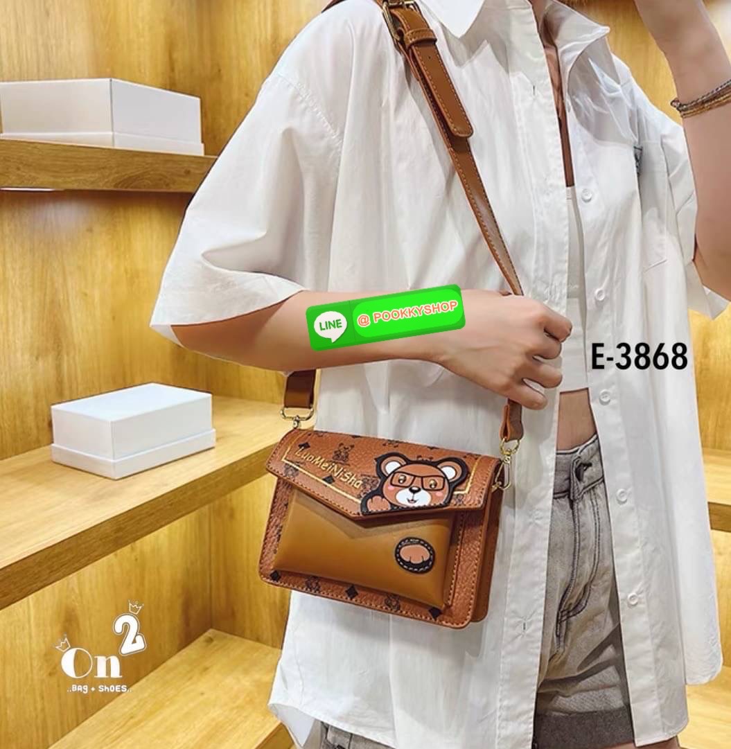 กระเป๋าสะพายข้างทรงแมสเซนเจอร์ เปิดหน้าอะไหล่ทอง สไตล์แบรนด์ มาพร้อมสายสะพายยาวปรับระดับได้ค่ะ ค่ะ