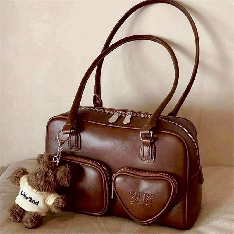 กระเป๋าหนังอย่างดี สีน้ำตาล ปั้มอักษร enjoy มีช่องซิปหน้า 2ช่อง แถมพวงกุญแจตุ๊กตาขนนุ่มน่ารัก หูกระเป๋ายาวคล้องไหล่ คล้องแขนหรือถือได้หมด งานเกรดแพง สวยตรงปก