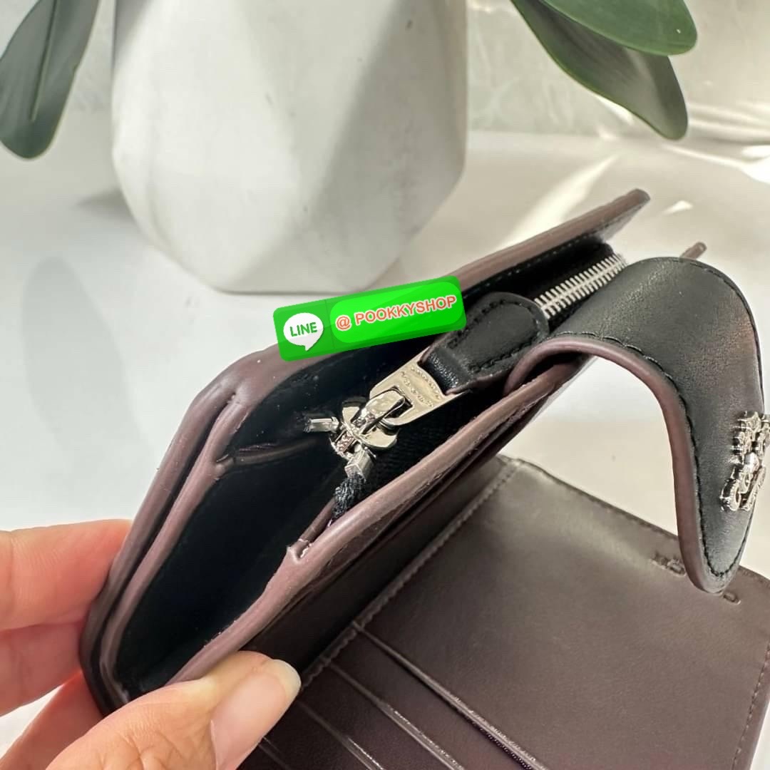 Coach Medium Corner Zip Wallet With Signature Leather 🔖กระเป๋าตังใบกลาง คอลเลคชั่นใหม่ หนังนิ่ม ลายC นูน สวยมาก 🔖วัสดุ: หนังแท้ 🔖เปิด - ปิดแบบกระดุม มีช่องใส่แบงค์ ใส่ธนบัตรได้ทุกชนิด ช่องใส่บัตร ใส่เหรียญ